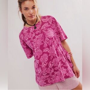 We The Free People NWOT Nina Printed Tee Shirt in Magenta Combo Size XS